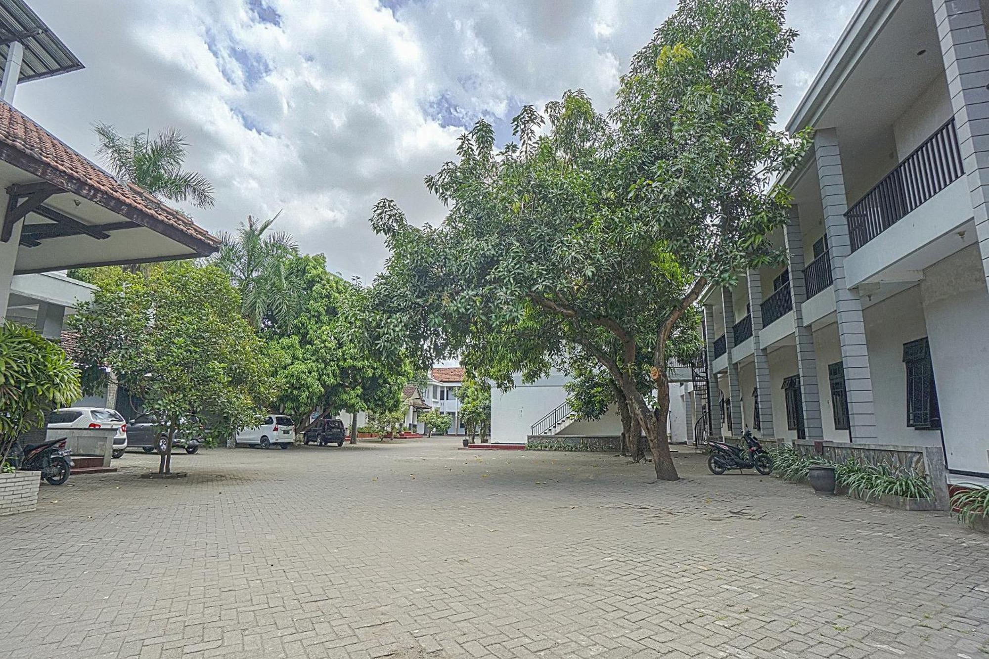 Oyo Life 90589 Palem Garden Hotel 图隆阿贡 外观 照片
